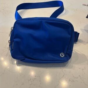 lululemon athletica everywhere 2L Belt Bag in Riverside Blue